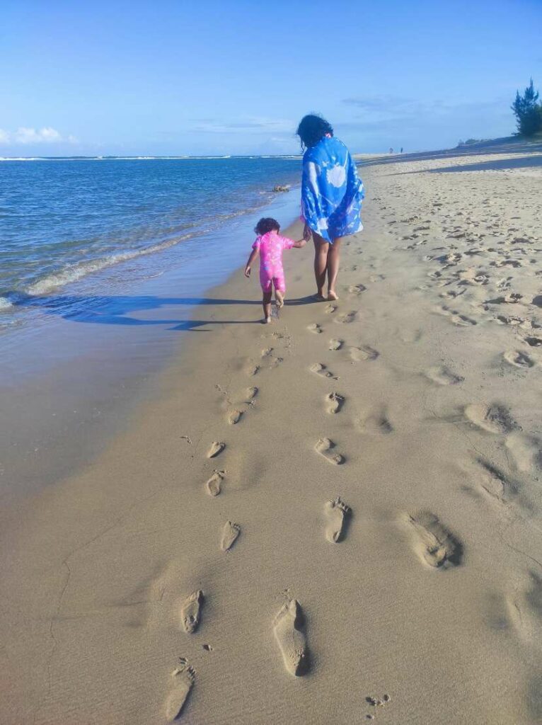 Mère et fille laissant leurs empreintes sur les plages de Foulpointe.