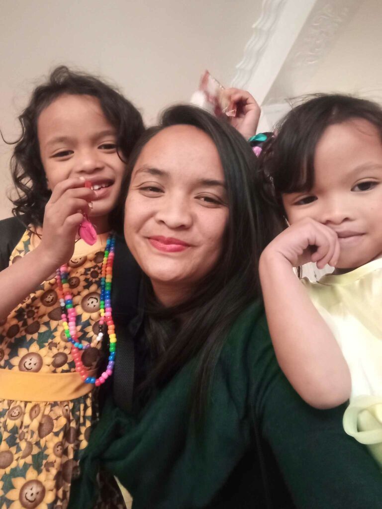 Antsa, une maman entrepreneure, connue comme la Happy Boss, avec ses deux filles.