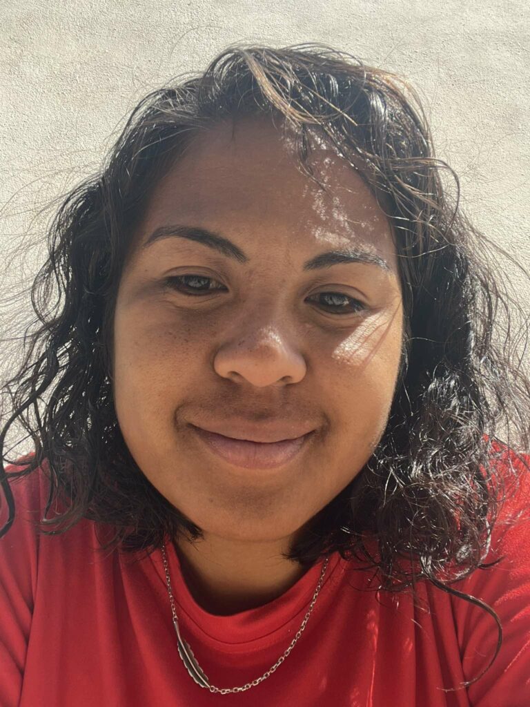 Narizo Mikaela Lalaina coach en insertion professionnelle et gérante, fondatrice d'un atelier de papeterie